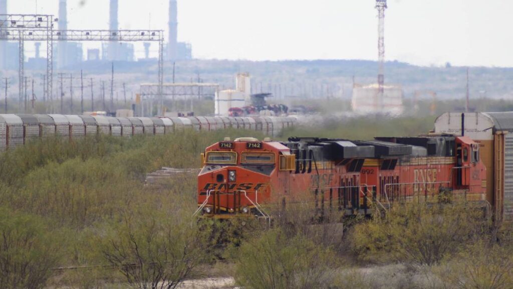 Refuerzan seguridad en Ferromex, Coahuila; migrantes buscan poder subir al tren