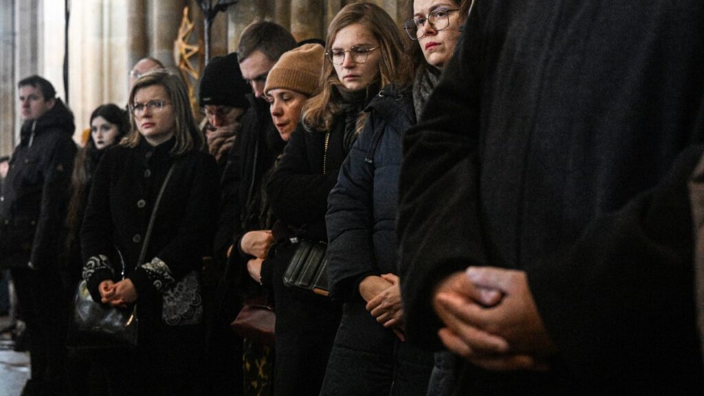 República Checa rinde homenaje a víctimas del tiroteo en universidad de Praga