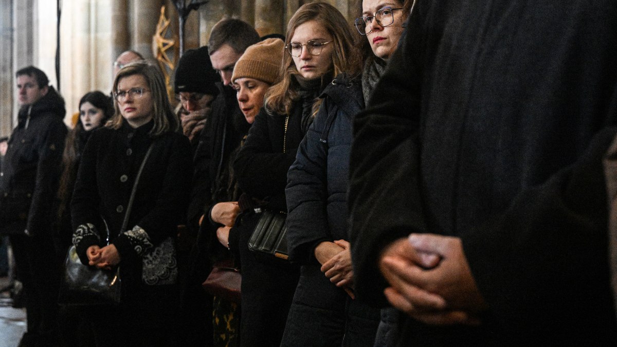 República Checa se une en un minuto de silencio en homenaje a víctimas del tiroteo en la Universidad Carolina de Praga