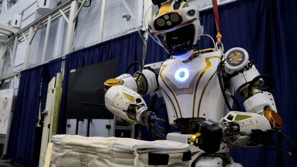 El robot humanoide Valkyrie de la NASA abre una bolsa en el Centro Espacial Johnson en Houston