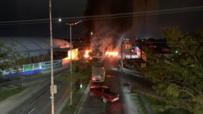 Autos incendiados en una carretera de Tabasco