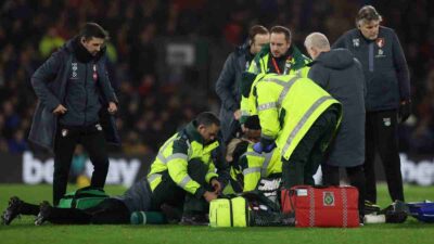 El jugador Tom Lockyer se desvaneció tras sufrir un paro cardíaco en pleno partido entre Luton y Bournemouth de la Premier League este sábado 16 de diciembre