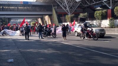 Trabajadores del Colegio de Bachilleres marcan al Zócalo; rutas alternas