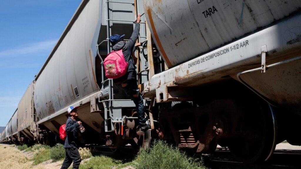 Migrantes subiendo a un tren