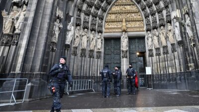 Vigilancia de policías en una iglesia de Europa