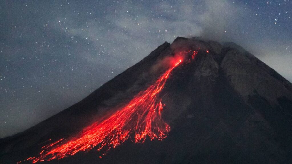 Volcán entra en erupción en Indonesia