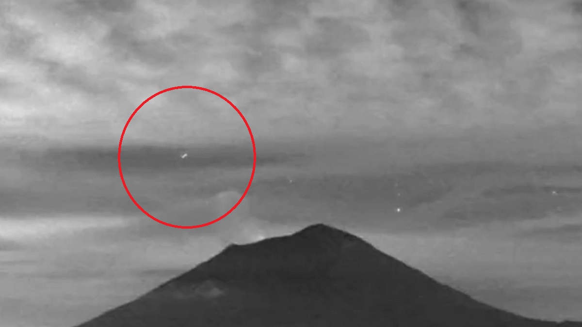 ¿Ovni, meteorito o estrella fugaz? Captan extraño objeto en el volcán Popocatépetl