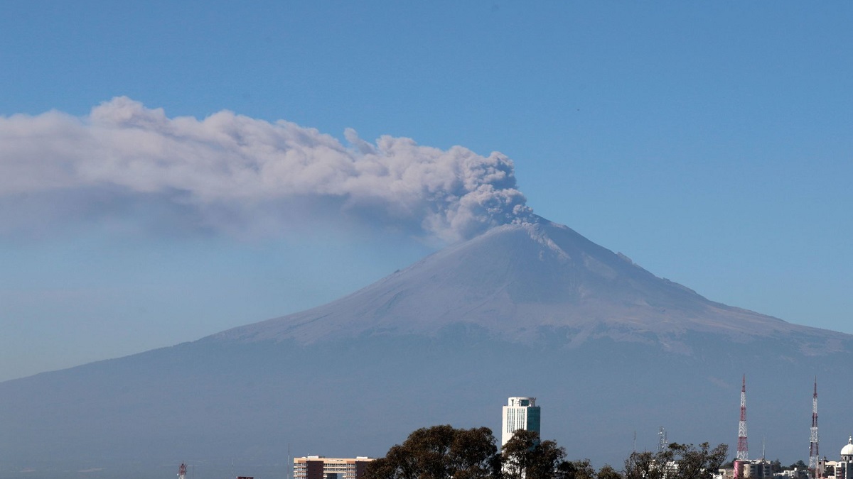 ¿Despertó furioso? Volcán Popocatépetl registra fuerte actividad; podría caer ceniza en estos estados   