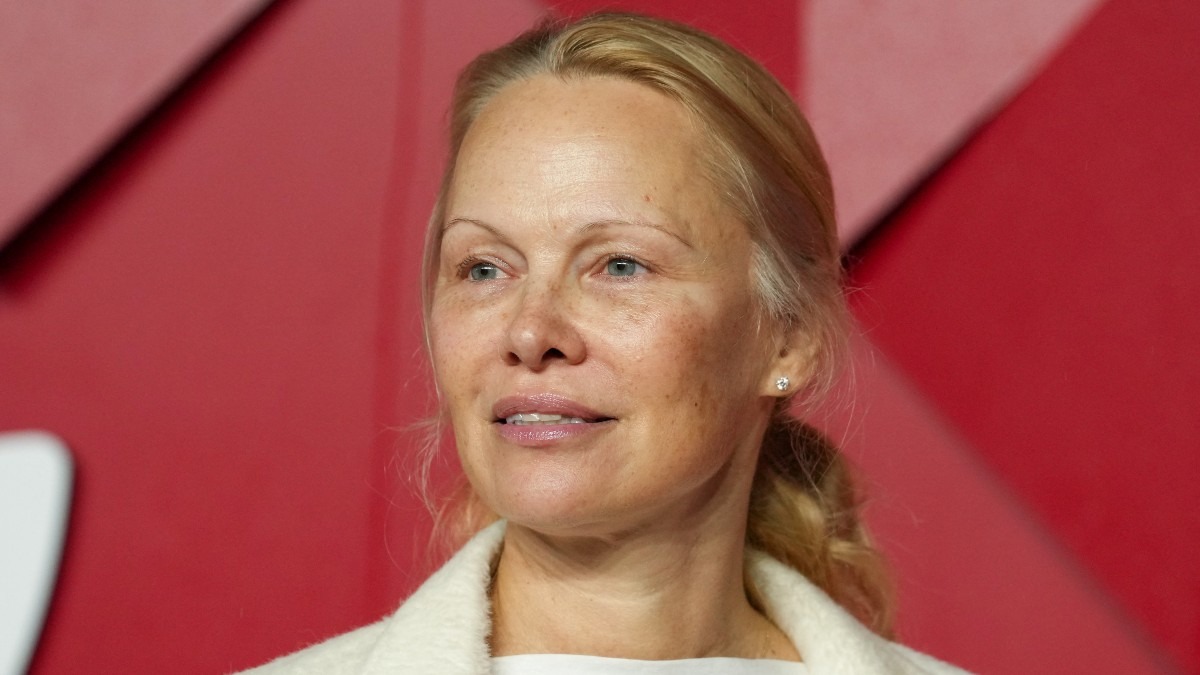 Pamela Anderson sigue fiel a su promesa de no maquillarse