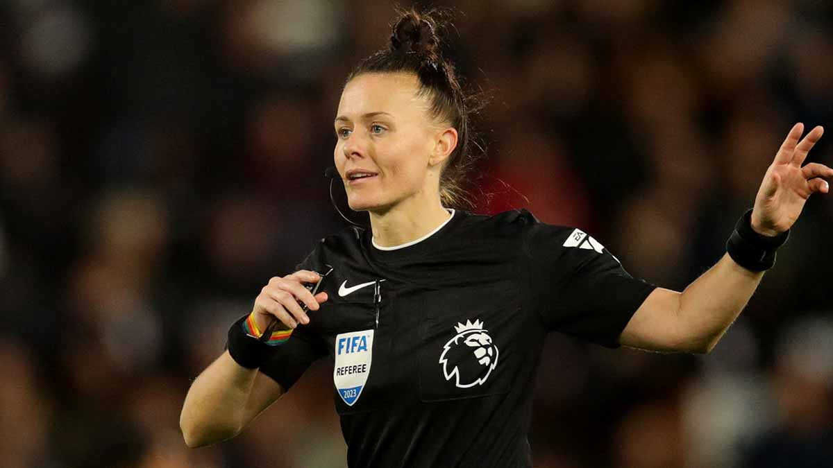 Rebecca Welch se convierte en la primera mujer en arbitrar en la Premier League