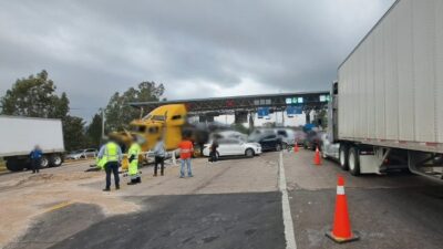 Zinapécuaro: tráiler choca con caseta de cobro de la Autopista de Occidente