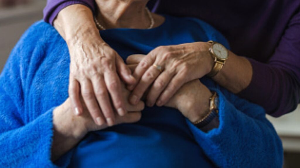 Amistad de oro: abuelita se vuelve viral por cuidar y compartir con su mejor amiga de 96 años