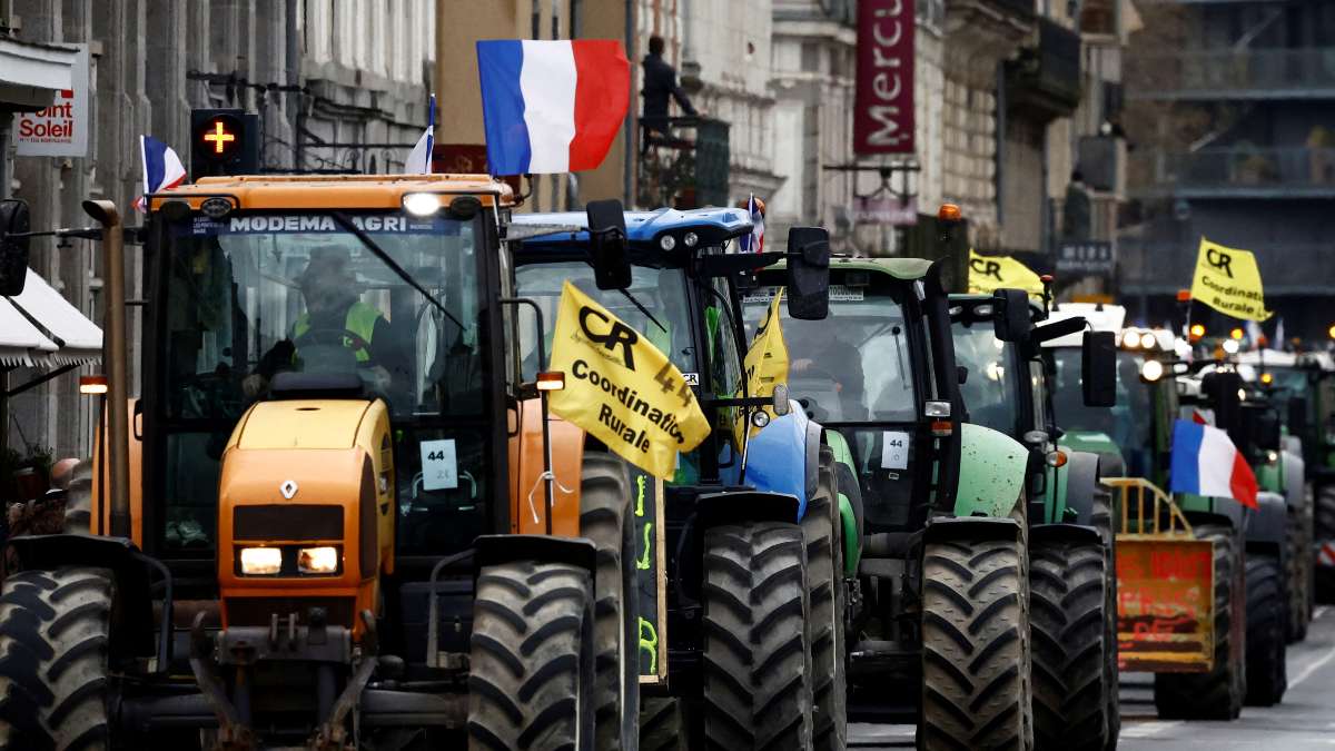 Agricultores bloquean carreteras en Francia: tiran productos y se acercan a París