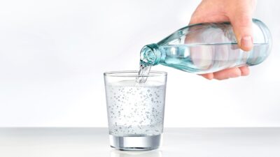 Agua mineral: usos y beneficios además de limpiar el rostro