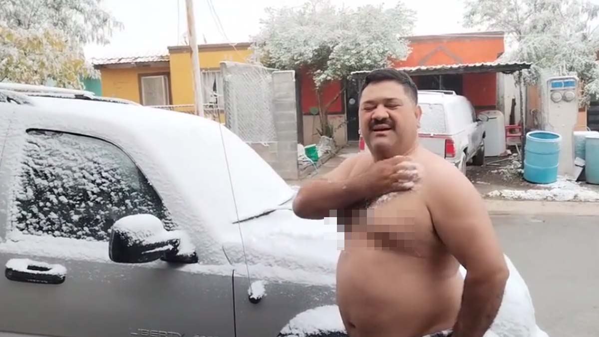 Hombre sin camisa da el clima y disfruta de la caída de aguanieve en Nuevo León