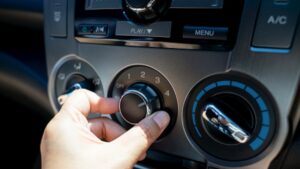 ¿Apagas el coche con el aire acondicionado prendido? Esto deberías hacer