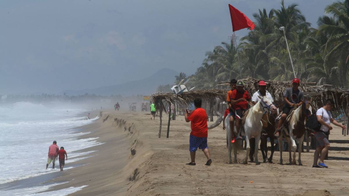 ¡Aguas, no te metas al mar! Colocan banderas roja y morada en playas de Vallarta; ¿qué significan los colores de las banderas?