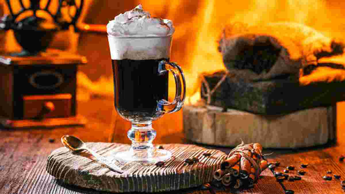 Historia del café irlandés, la bebida que nació para mitigar el frío