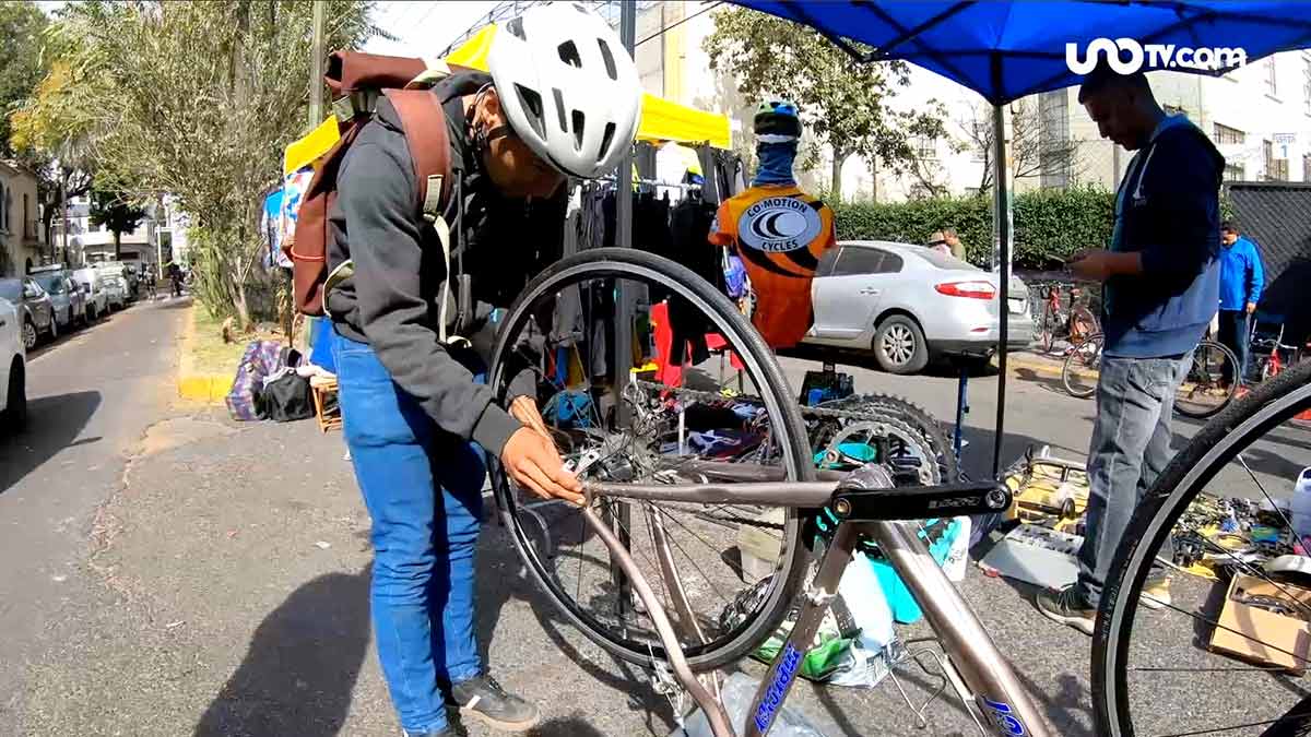 Ciclistas arman tianguis único en CDMX