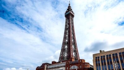 Blackpool Tower en Reino Unido contra Torre Eiffel