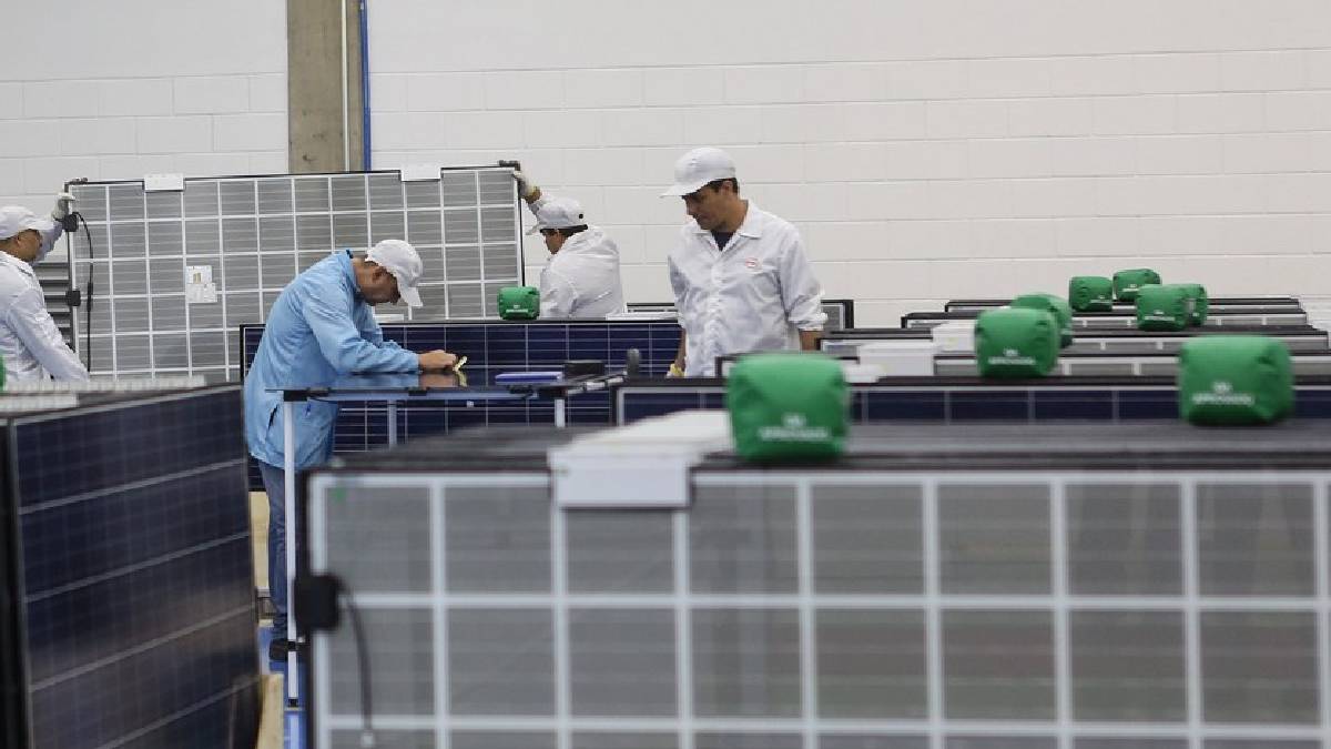 Brasil pone en marcha primera planta solar flotante, en Sao Paulo