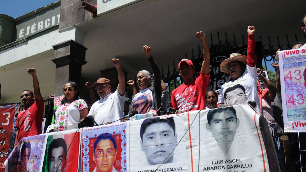 Salen de prisión ocho militares acusados de la desaparición de los 43 normalistas de Ayotzinapa