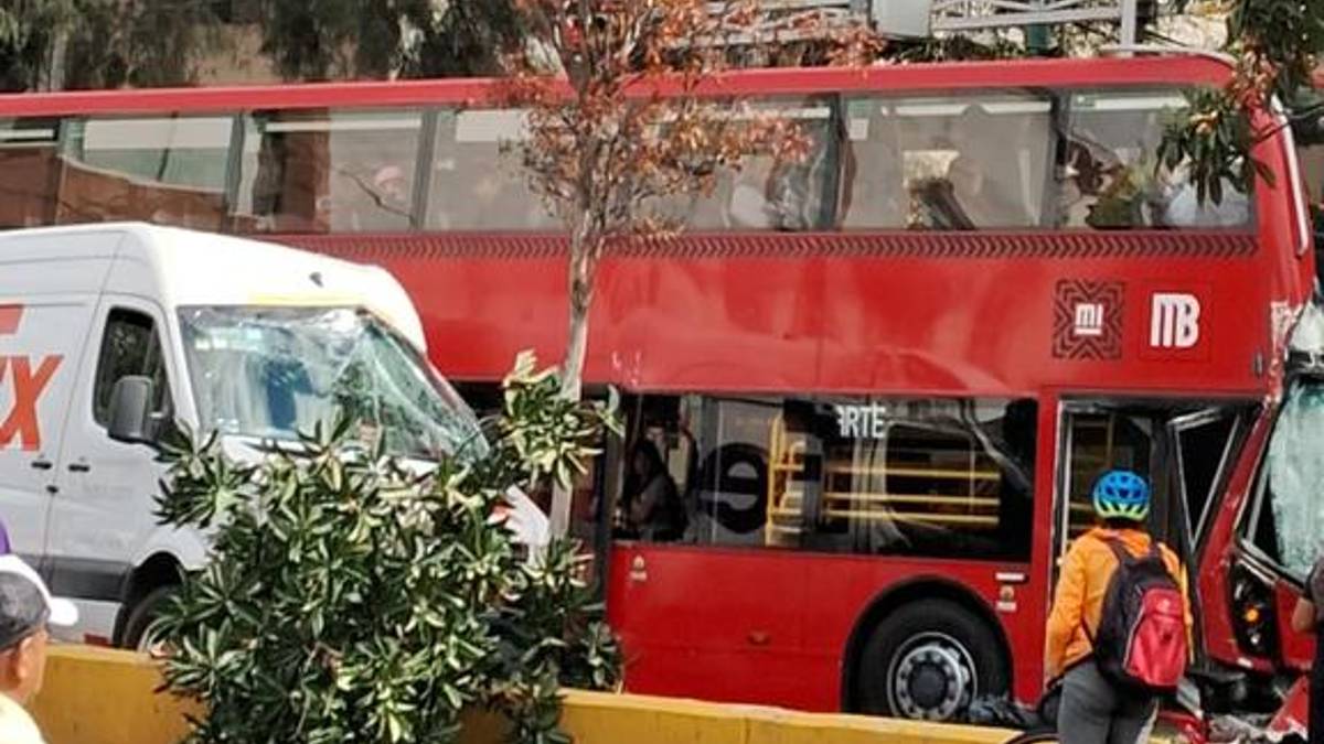 Metrobús y camioneta chocan en Calzada de los Misterios; hay varios heridos