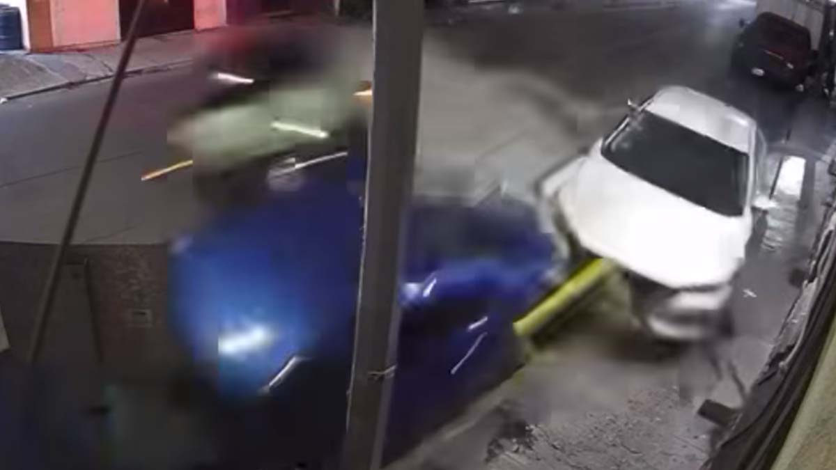 ¡Se dejó ir! Presunto borracho chocó contra dos vehículos estacionados en Monterrey