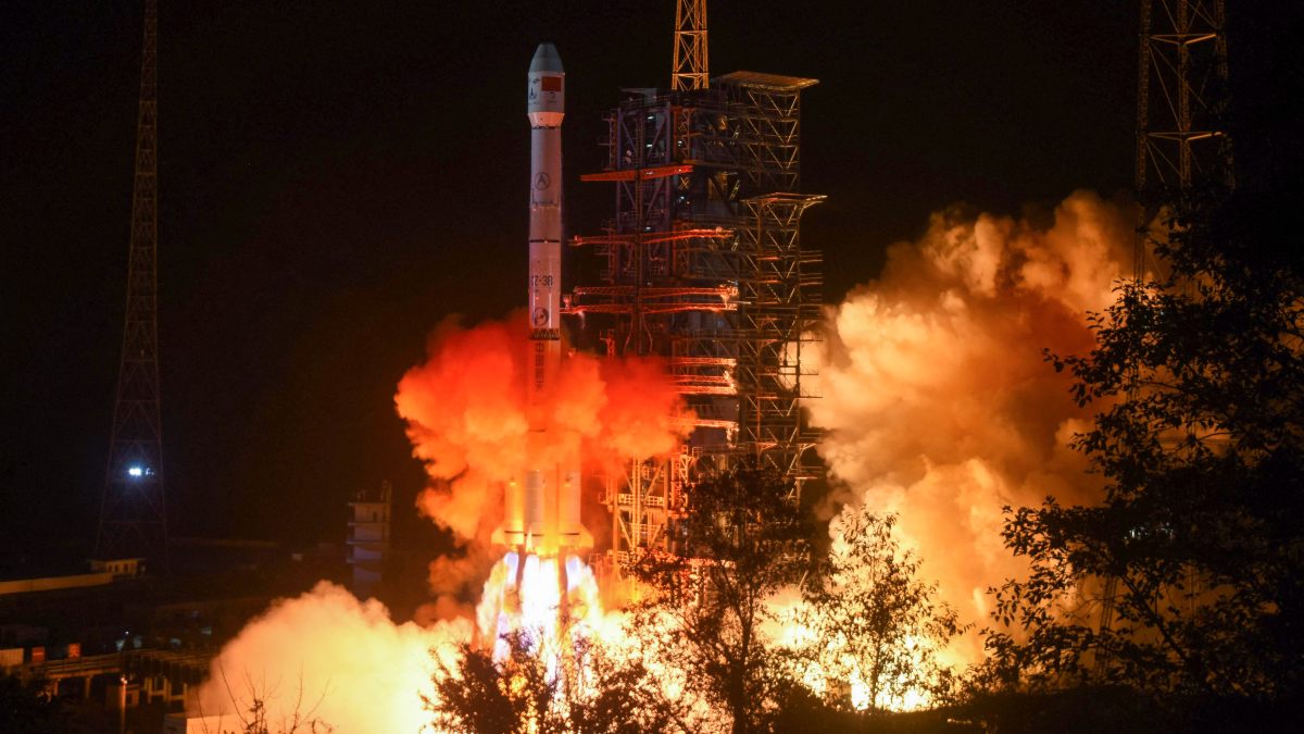 Un cohete cae del espacio y explota cerca de una casa en China: video