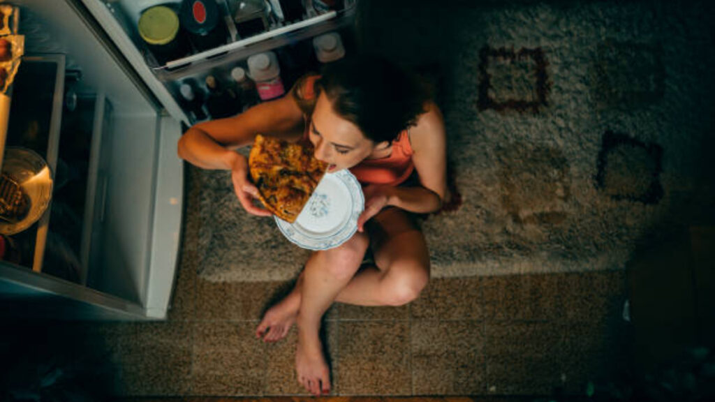 Comer tarde puede cambiar la forma en que se queman calorías y se almacena grasa, según muestra un estudio deprimente