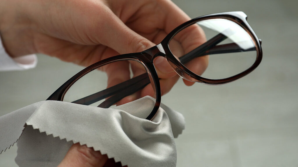 Cómo limpiar tus lentes sin rayarlos