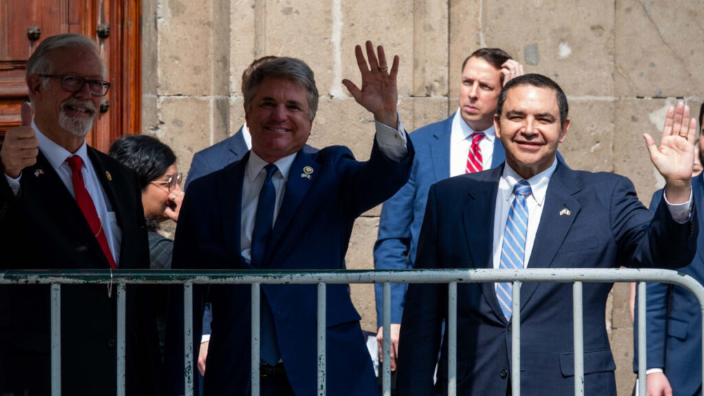 AMLO sostiene reunión con congresistas texanos en Palacio Nacional