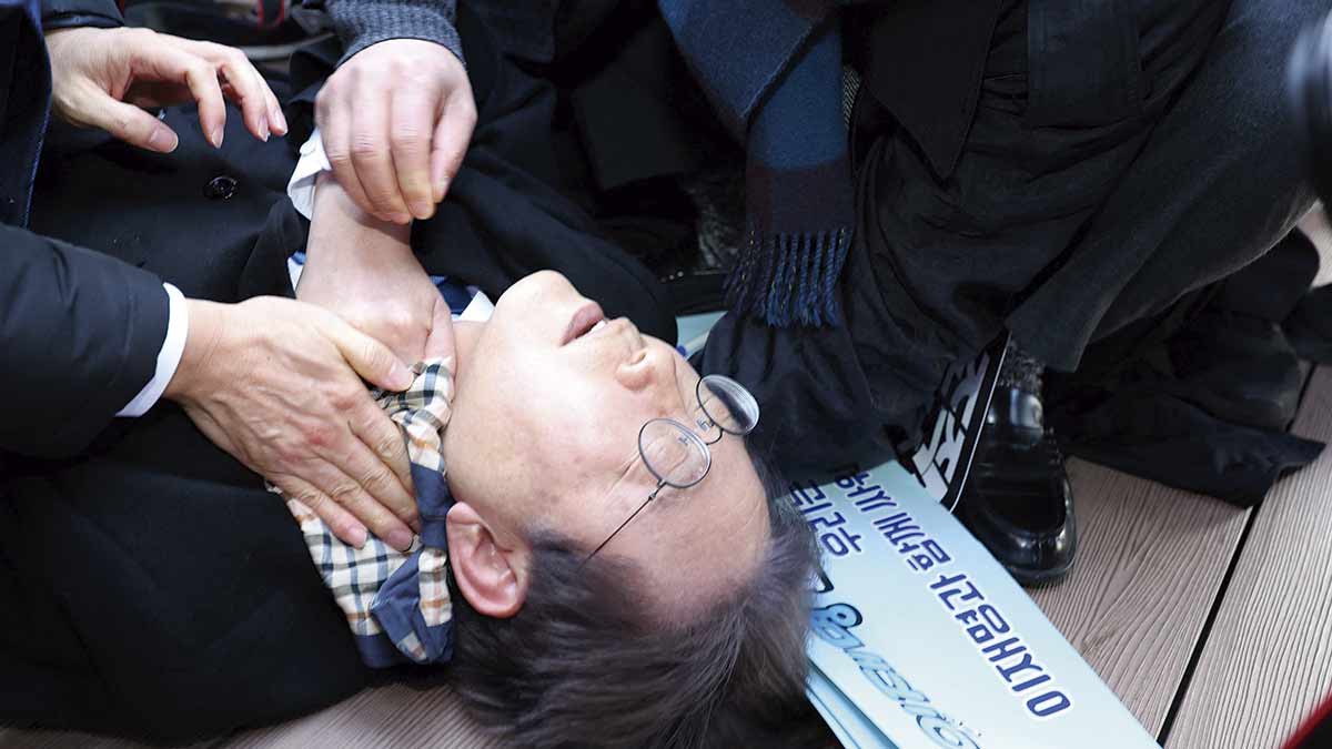 Líder de oposición de Corea del Sur es apuñalado en el cuello; el atacante fue detenido