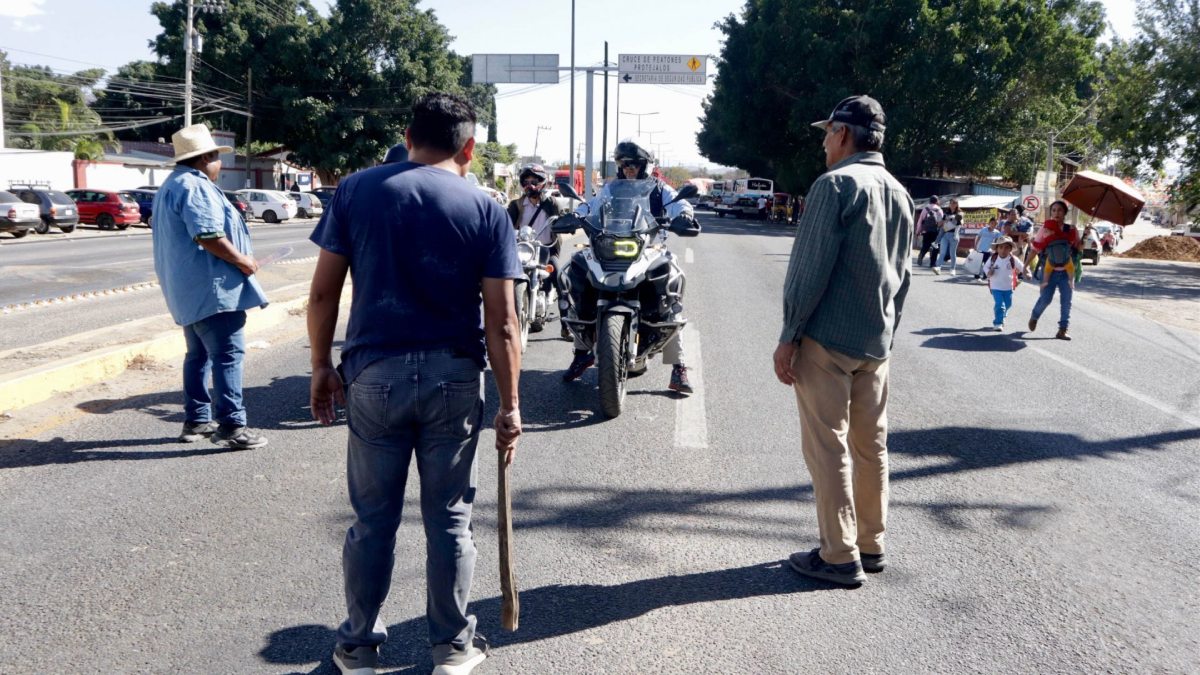 Pobladores de Coyotepec retienen a cientos de trabajadores del gobierno de Oaxaca; esto se sabe
