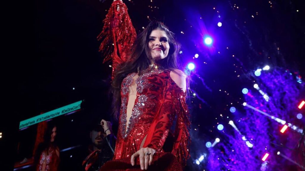 Ana Bárbara celebra 53 años con entallado vestido rojo
