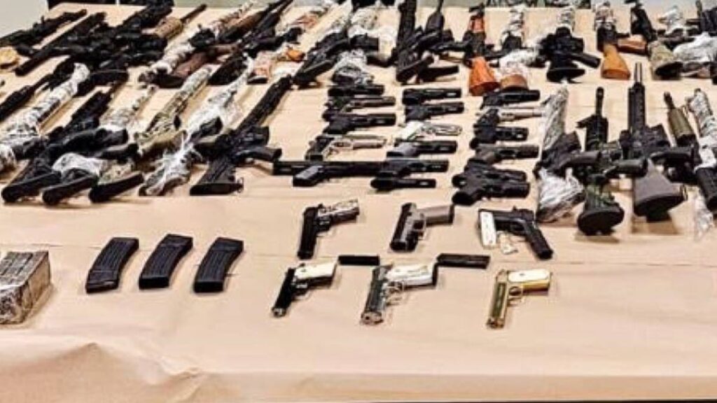 México alerta a EU sobre tráfico de armas de uso exclusivo de su ejército; prometen investigación