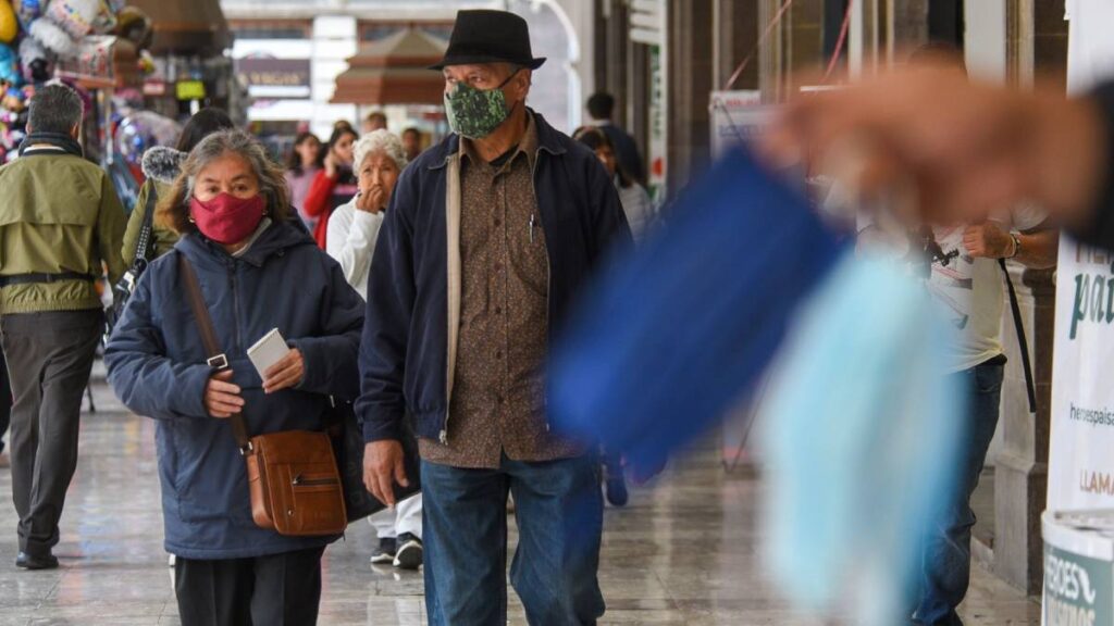 personas con cubrebocas por covid