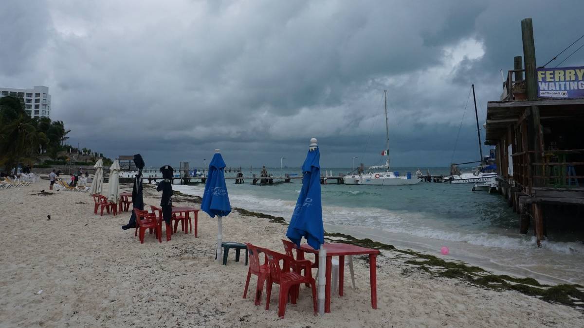 Vuelca embarcación en Isla Mujeres; mueren cuatro turistas y sigue la búsqueda de desaparecidos