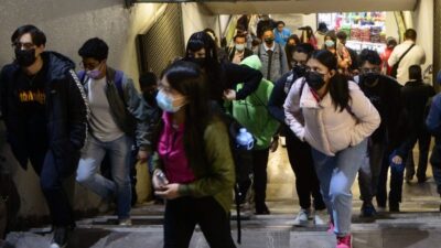 Personas con cubrebocas saliendo del Metro de la CDMX