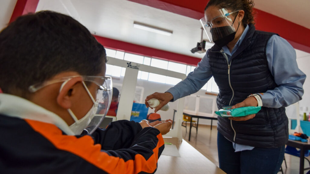 Edomex llama a reforzar uso de cubrebocas en escuelas por COVID-19