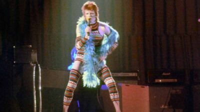 David Bowie: Los diseñadores detrás de sus extravagantes looks