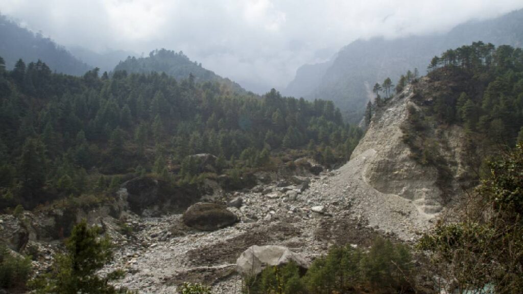 Deslizamiento de tierra en China deja 47 personas atrapadas