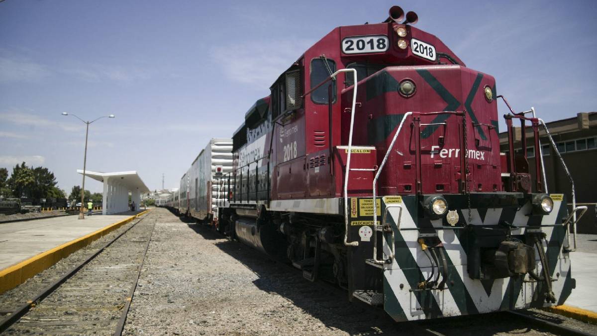 “Coyotes” detienen tren para subir a migrantes en Durango