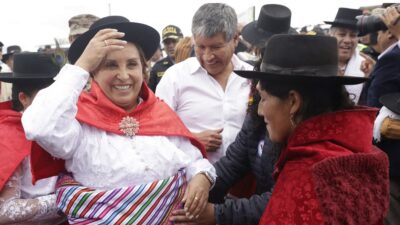 Agreden a Dina Baluarte, presidenta de Perú