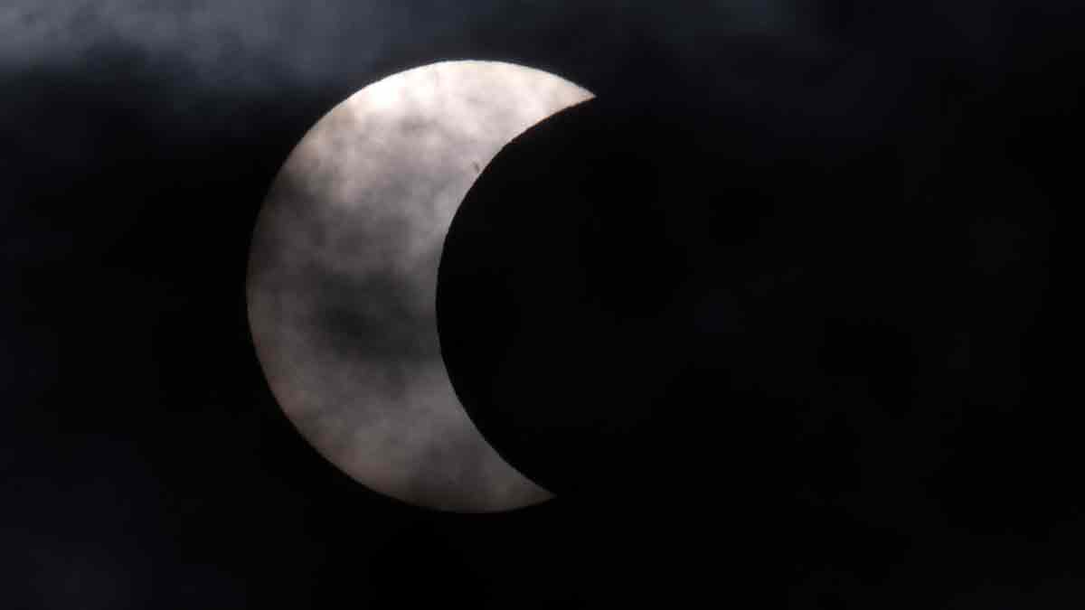 ¿Dónde ver el eclipse solar 2024 en línea? Así puedes seguirlo en tu celular