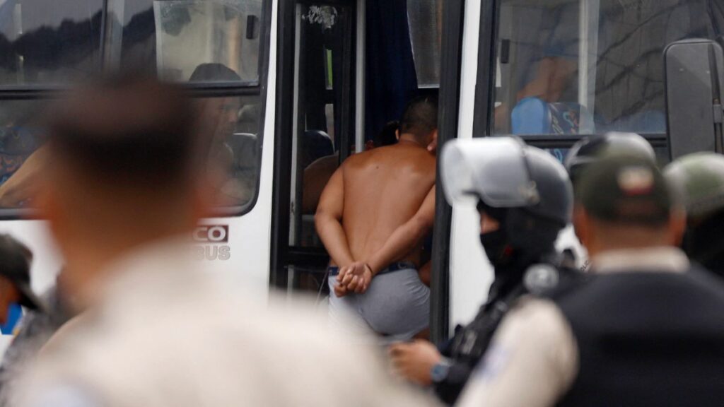 Hombre detenido sube a hospital custodiado por policías