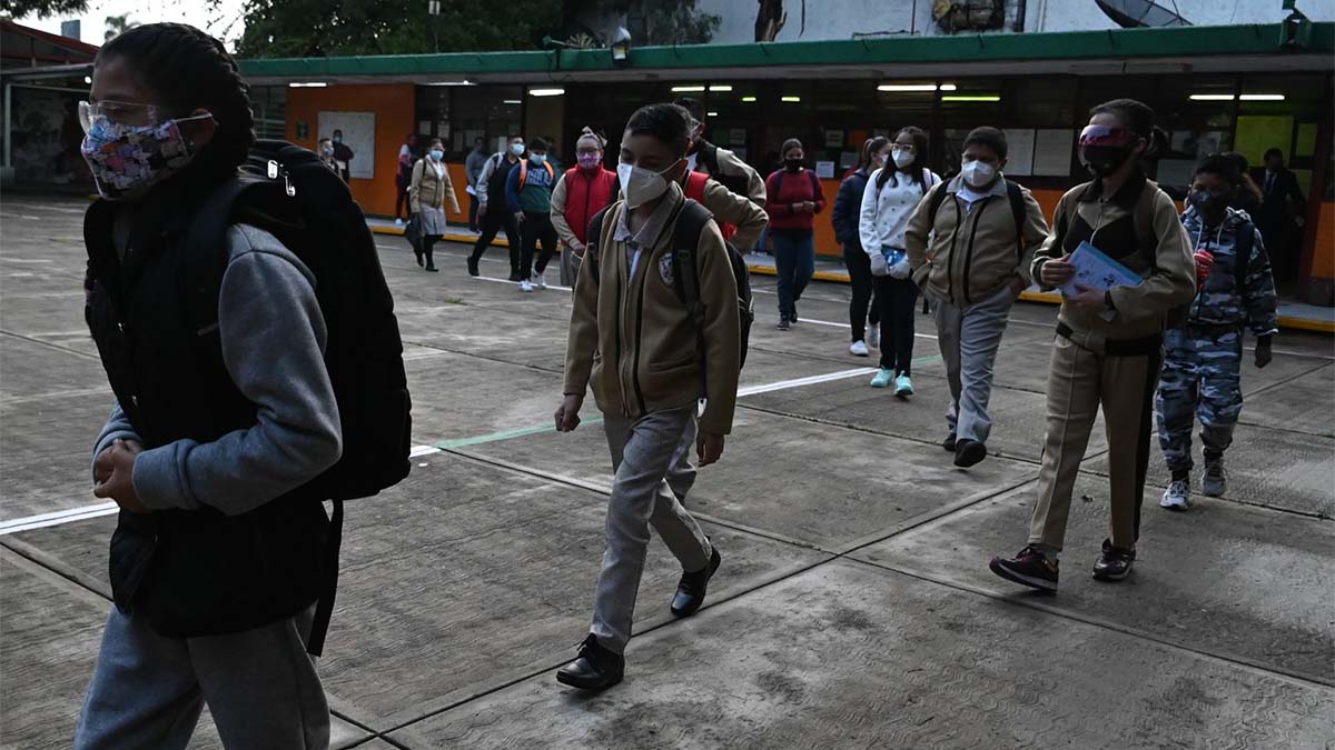 ¡Pudo ser una tragedia! Estampida de alumnos en secundaria de Campeche deja heridos