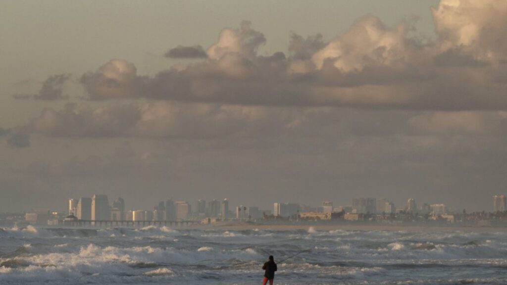 Playa de México con nubes y oleaje alto