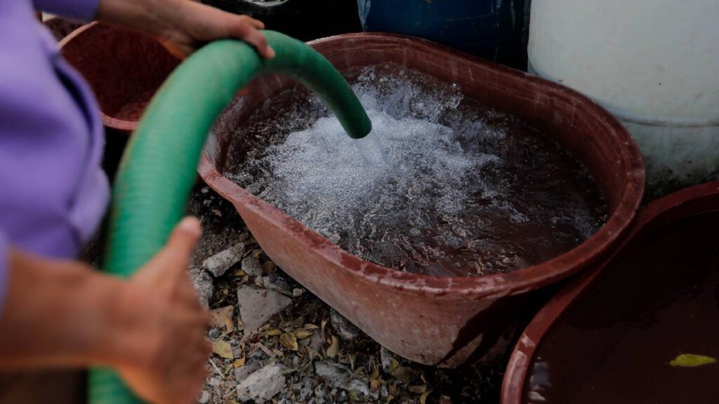 Habitantes de la alcaldía Miguel Hidalgo compran pipass de agua para uso diario.