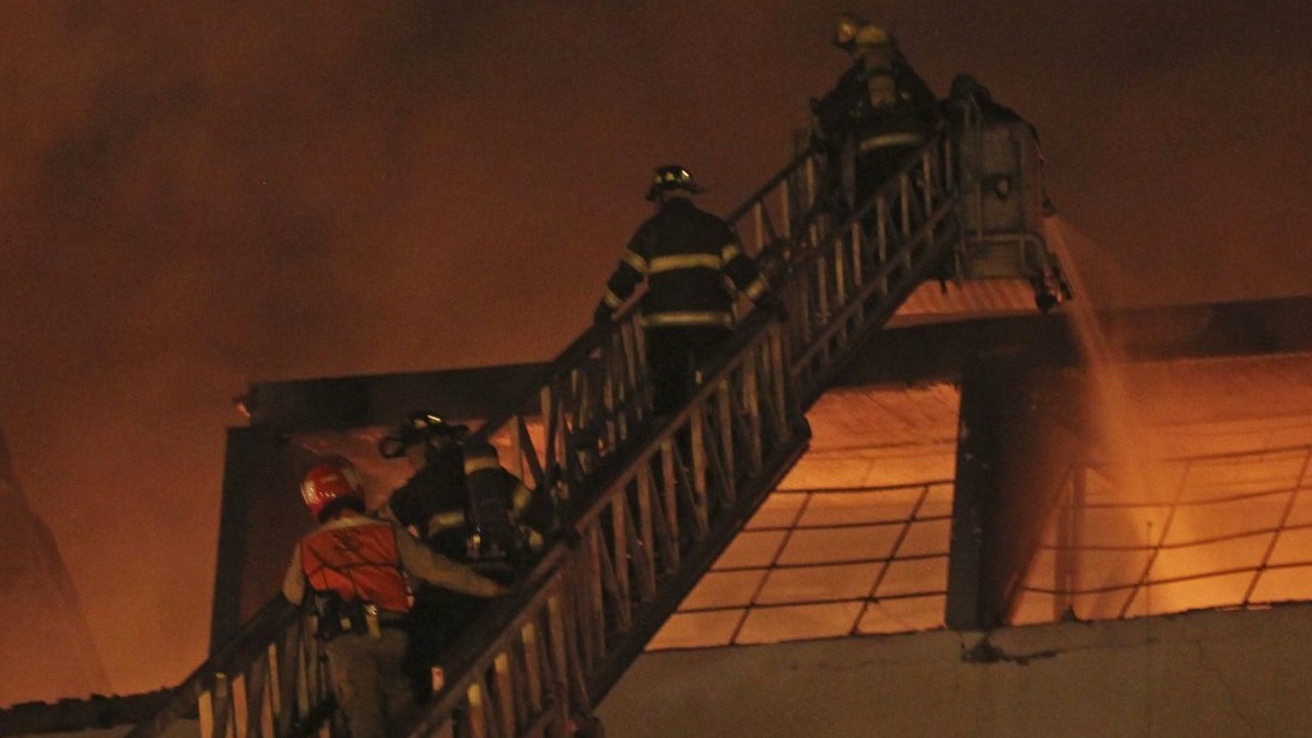 En imágenes: arde fábrica de muebles en Guadalajara; ¿qué se sabe del incendio?